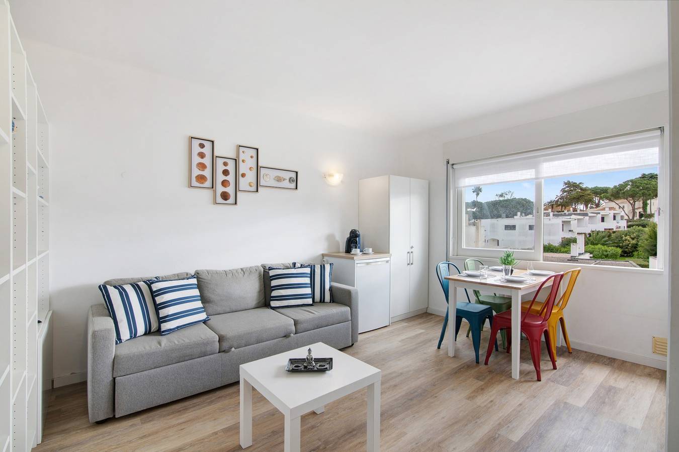 Apartamento inteiro, Apartamento 'Sun and Serenity' com piscina partilhada, jardim partilhado e acesso Wi-Fi in Albufeira, Distrito de Faro