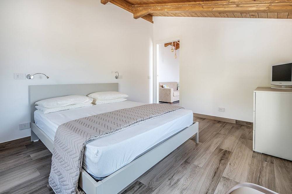 Appartamento intero, Newly refurbished two bedroom apartment for up to 6 guests near Sorrento in Vico Equense, Monti Lattari