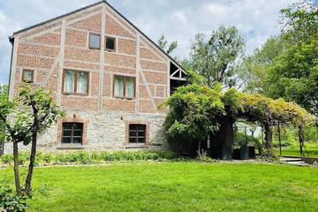 Gîte pour 8 personnes, avec jardin dans Éprave