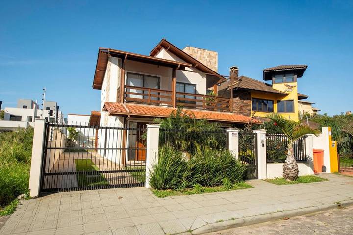 Casas e apartamentos de temporada para 9 pessoas, com jardim em Pântano do Sul