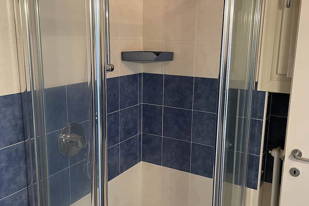 Ganze Wohnung, Family apartment with swimming pool and carport in Sale Marasino, Iseosee