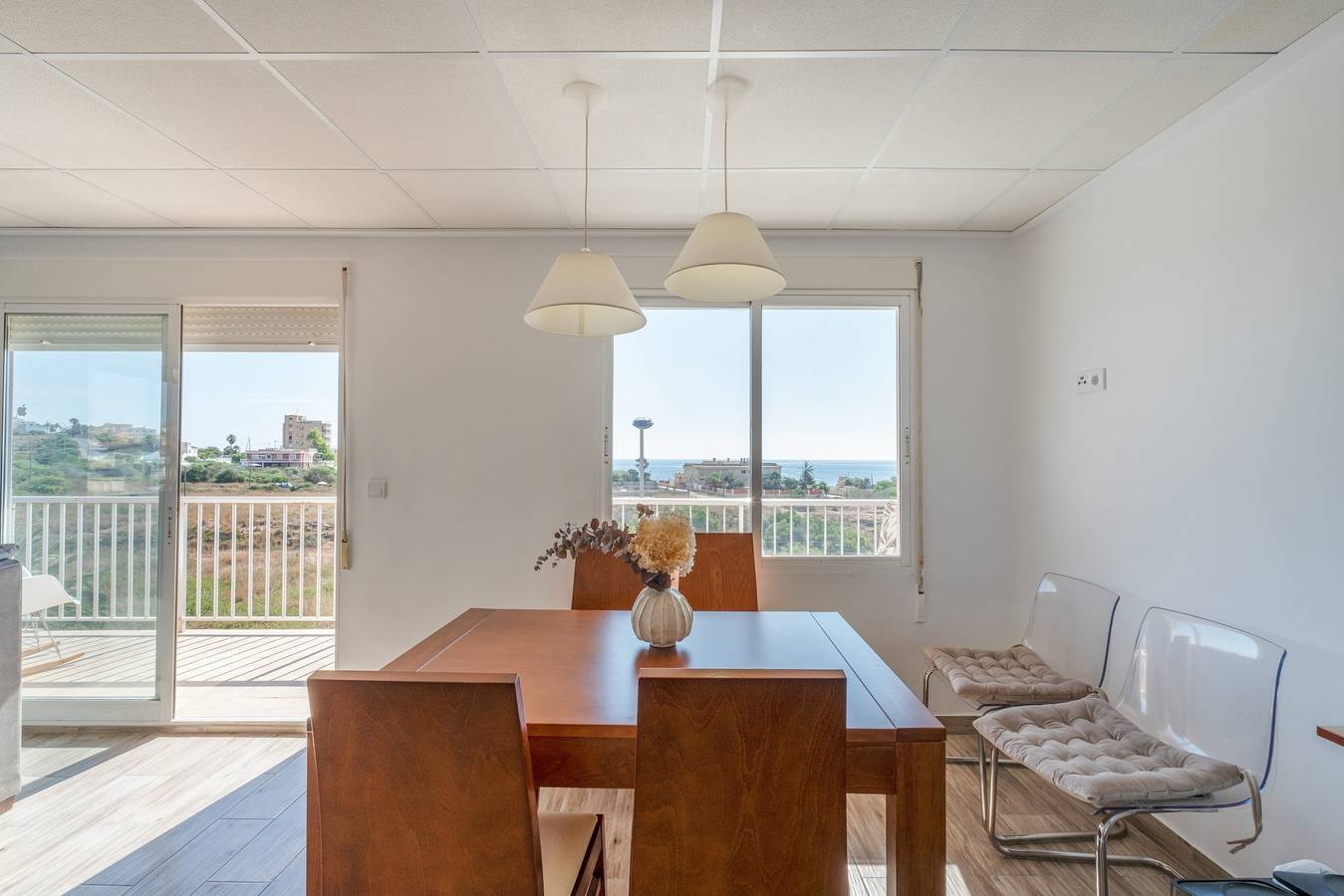 Apartamento entero, Apartamento 'La Cala' con vistas al mar, terraza compartida y Wi-Fi in Las Calas, Torrevieja