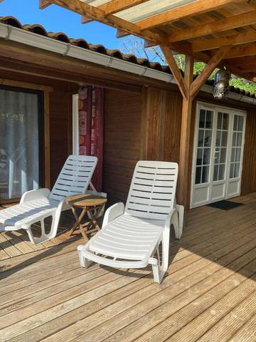 Gîte pour 4 personnes, avec piscine ainsi que vue et jardin, animaux acceptés à Vézac