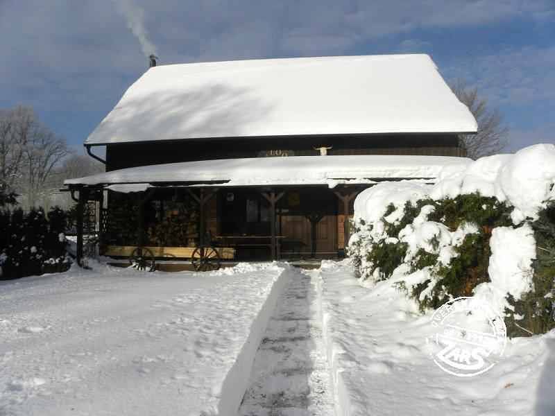 Ferienhaus mit Außenpool und Lokal im Westernstil  in Wildschütz, Region Trautenau
