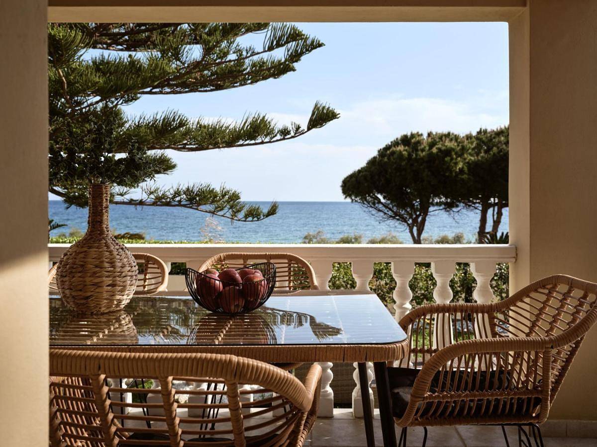Sea Elegance Villa - On the Beach, by Zantewize in Ψαρού, Αλυκές