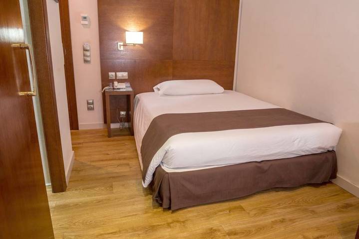 Hôtel pour 3 personnes, avec terrasse à Lleida - 4