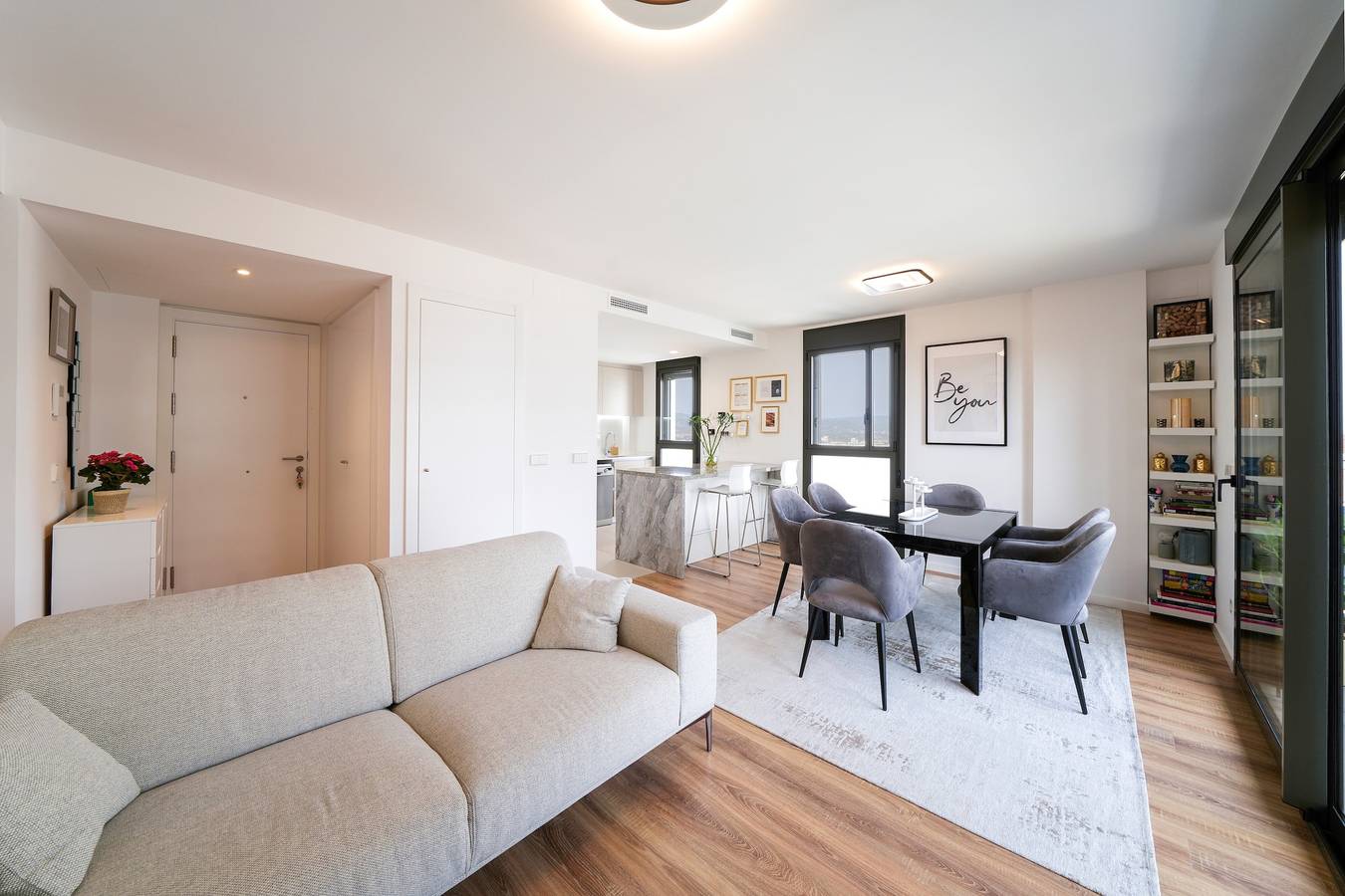 Apartamento entero, Apartamento vacacional "Atardeceres y piscina en Barcelona" con balcón, piscina compartida y Wi-Fi in Cornellá de Llobregat, Bajo Llobregat
