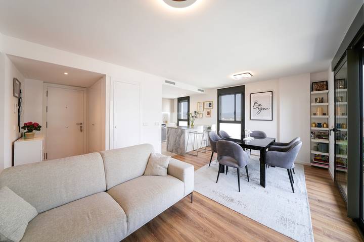 Entire apartment, Vacation Apartment "Sunsets & Pool in Barcelona" with Balcony, Shared Pool & Wi-Fi in Cornellà de Llobregat, Baix Llobregat