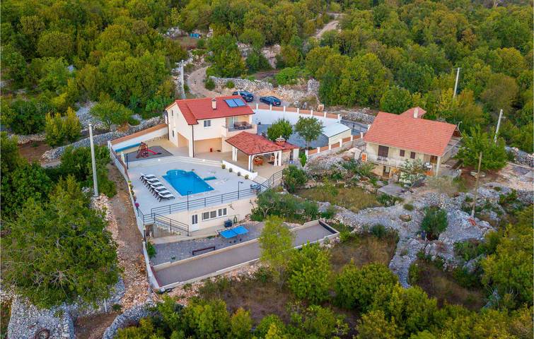 Geräumige 1-Zimmer-Wohnung mit Pool und Terrasse, WLAN und kostenlosen Parkplätzen in Dalmatinisches Zagora