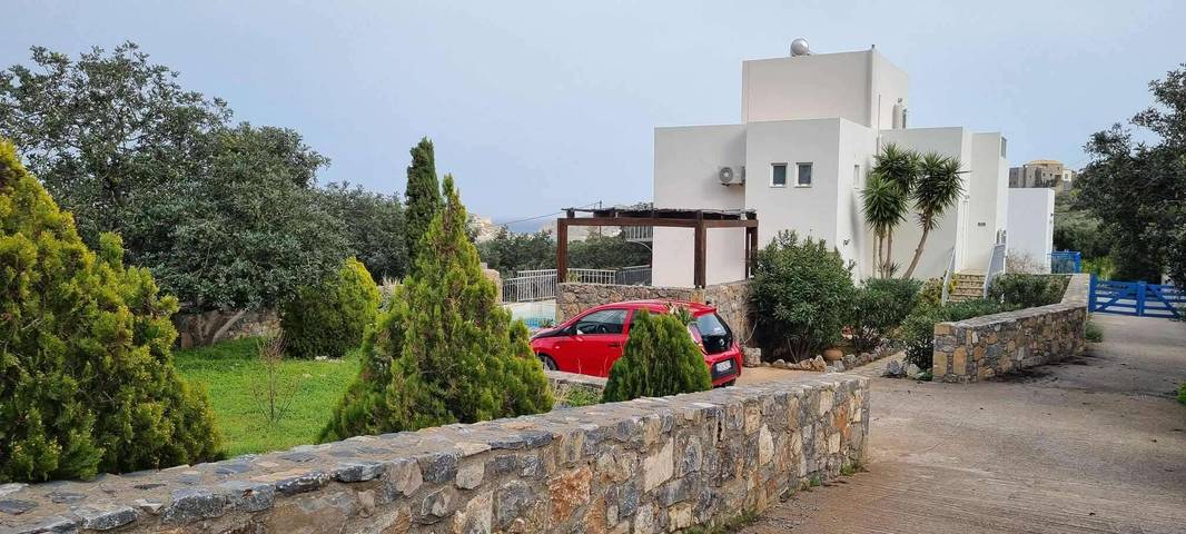 Villa for 4 people, with pool and garden as well as ocean view in Agios Nikolaos