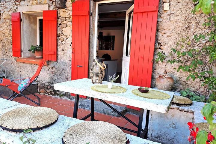 Gîte pour 2 personnes, avec terrasse ainsi que piscine et jardin