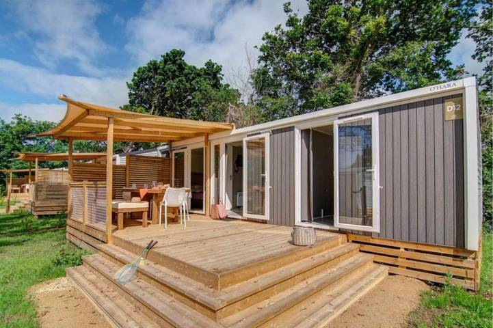 Camping pour 4 personnes, avec terrasse ainsi que jardin et piscine, animaux acceptés
