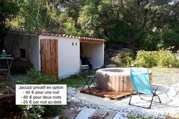 Gîte pour 2 personnes, avec terrasse ainsi que jardin et jacuzzi à Junas