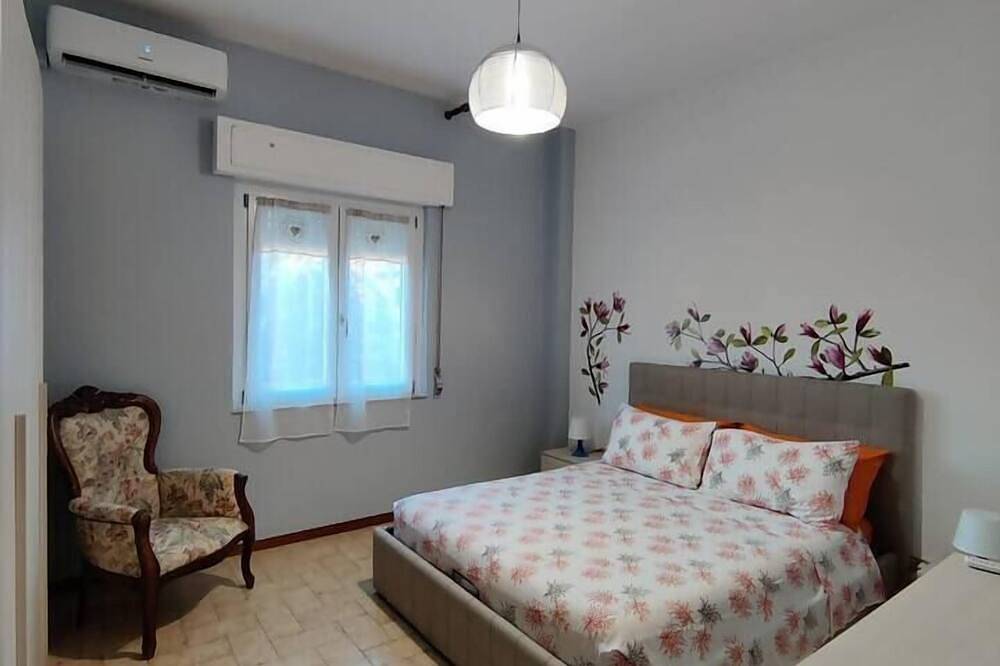 Appartamento intero, Cozy Flat Near Beach | Wifi & Comfort, Torvaianica in Torvaianica, Provincia di Roma