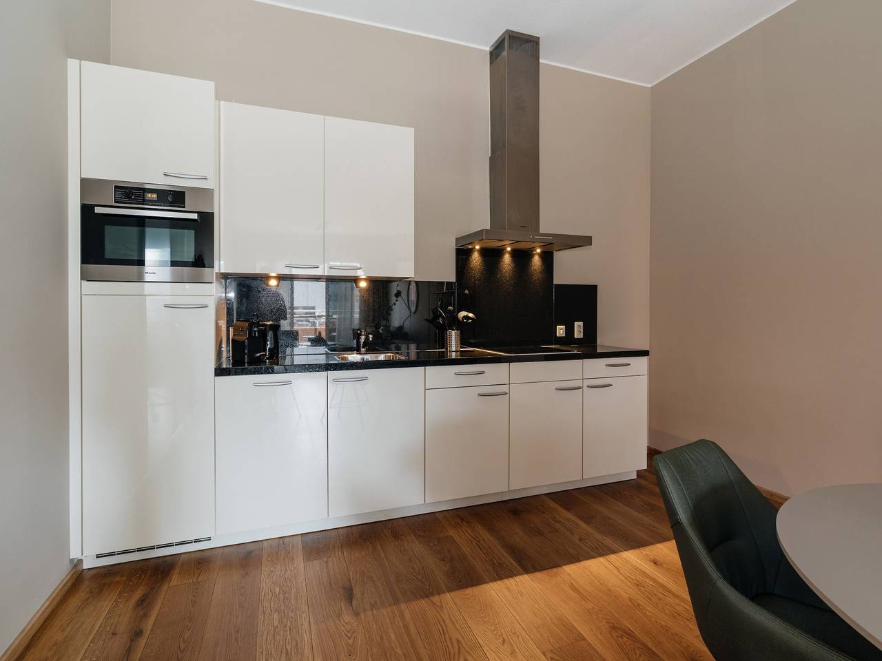 Ganze Wohnung, Modernes Apartment in Den Haag mit Balkon in Scheveningen, Den Haag