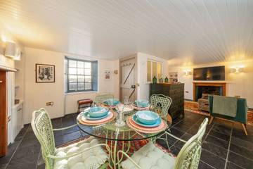Villa for 4 Guests in Dundee, Angus, Picture 3