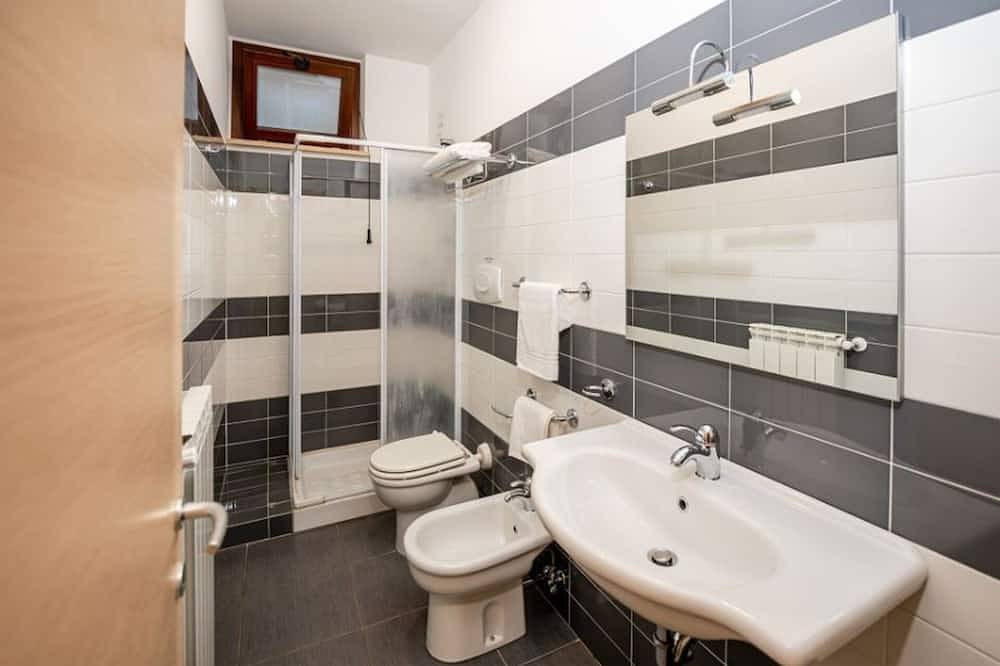 Geheel appartement, Mooi appartement voor 4 personen met airco, Wifi, Tv, balkon en huisdieren toegestaan in Martinsicuro, Provincie Teramo