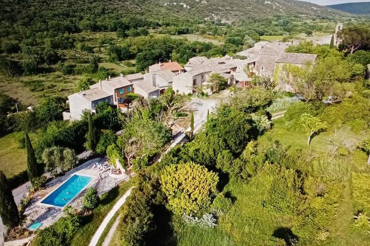 Location de vacances pour 15 personnes, avec piscine et jardin à Saint-André-de-Roquepertuis