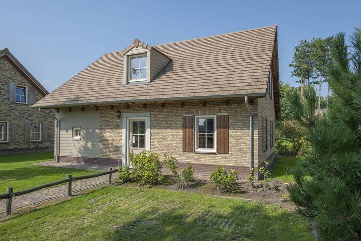 Vakantiehuis voor 10 personen, with Balkon/Terras and Terras as well as Tuin and Zwembad in Weert