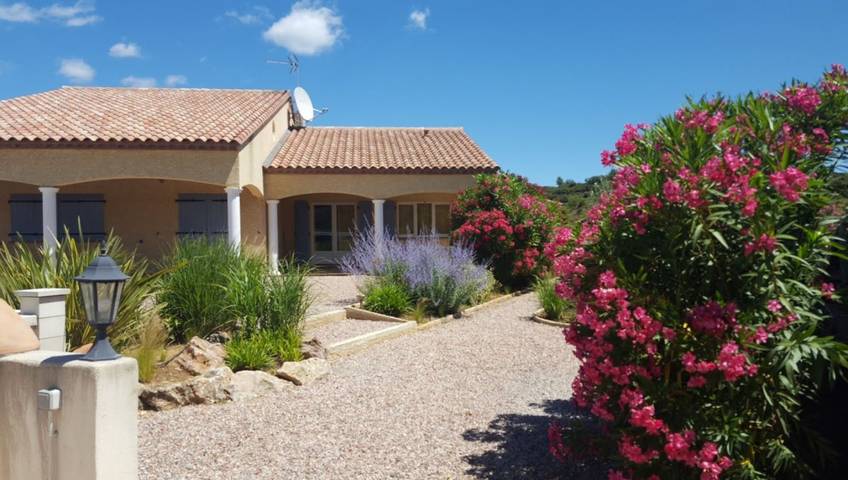 Gîte pour 8 personnes, avec terrasse ainsi que piscine et jardin, animaux acceptés