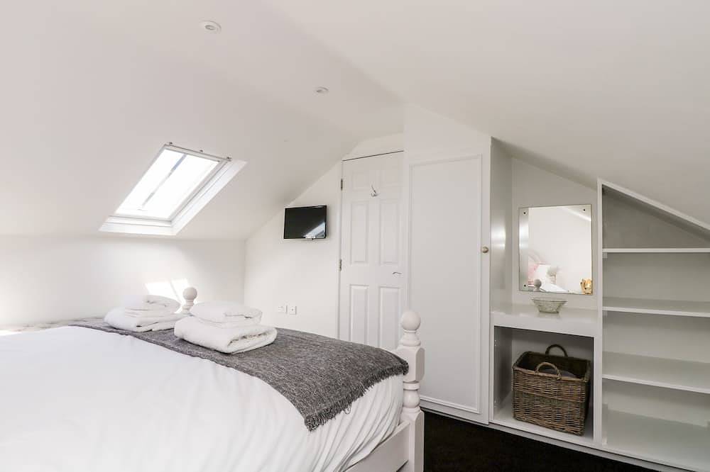Rock Pool House, pet friendly, with open fire in Porthleven in Porthleven, Cornwall