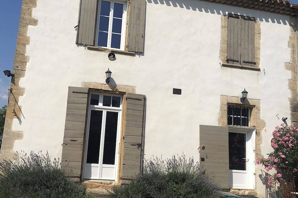 Old, quiet building with large terrace for dining and garden in Pertuis, Regionaler Naturpark Luberon
