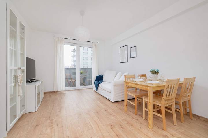 Ganze Wohnung, Bright Apartment with Balcony | Parking, Workspace in Kattowitz, Schlesien