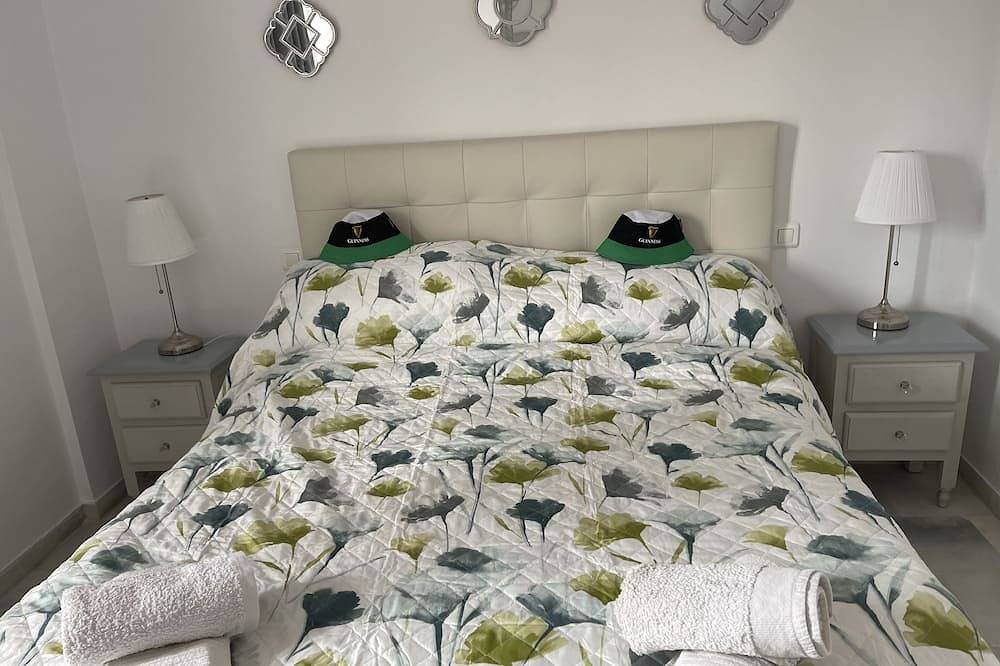 Ganze Wohnung, Moderne komfortable Penthouse-Wohnung mit drei Schlafzimmern mit herrlichem Meerblick in Buenas Noches, Estepona