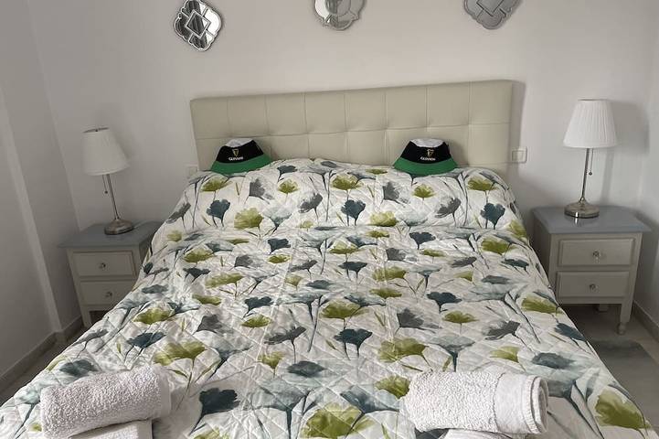 Appartement entier, Appartement moderne et confortable de trois chambres penthouse avec vue imprenable sur la mer in Buenas Noches, Estepona
