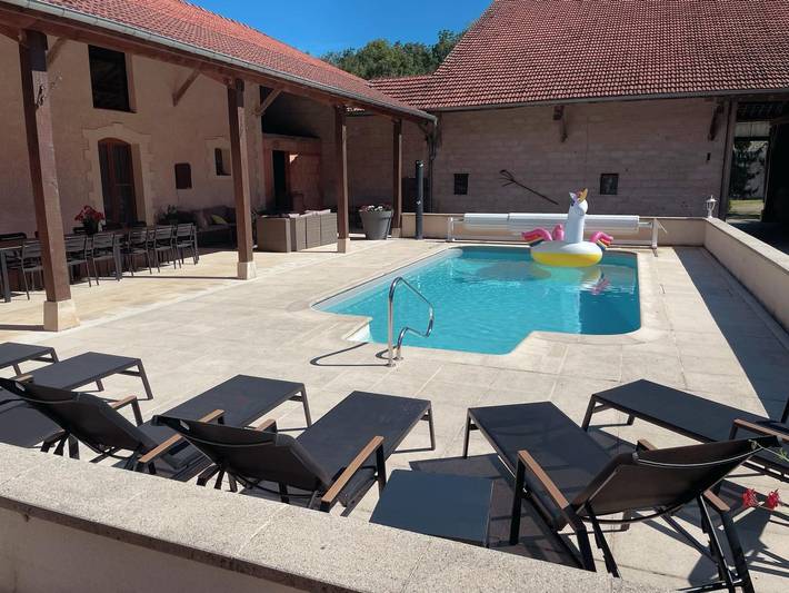 Gîte pour 12 personnes, avec Jacuzzi et Terrasse ainsi que Jardin et Piscine dans Bassuet