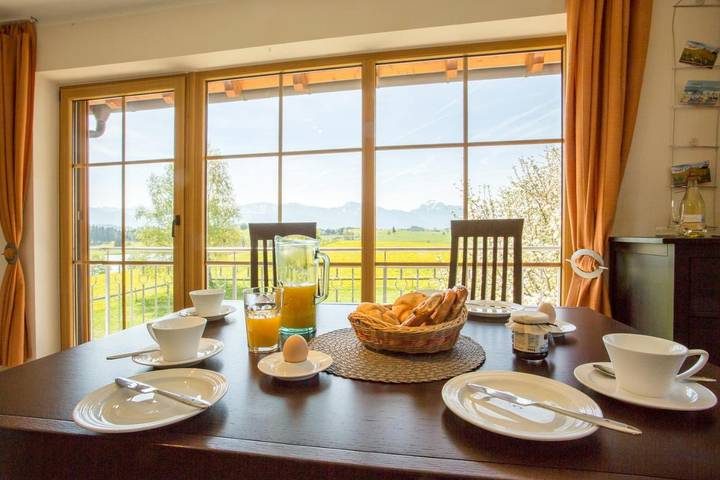 Ferienwohnung für 4 Personen, mit Ausblick und Seeblick sowie Garten in Roßhaupten