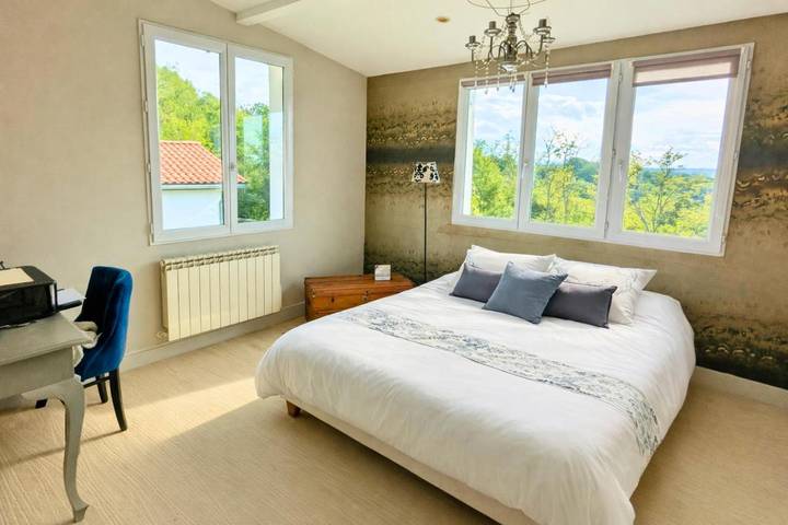 Location de vacances pour 6 personnes, avec vue ainsi que jardin et piscine à Mouguerre - 3