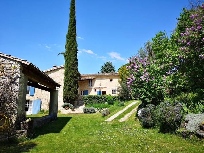 Gîte pour 12 personnes, avec jardin ainsi que terrasse et piscine, animaux acceptés