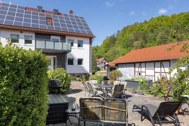 Geheel appartement, Vakantiewoning 'Mentel' met bergzicht, privéterras en wifi in Knüllwald, Knüllgebergte