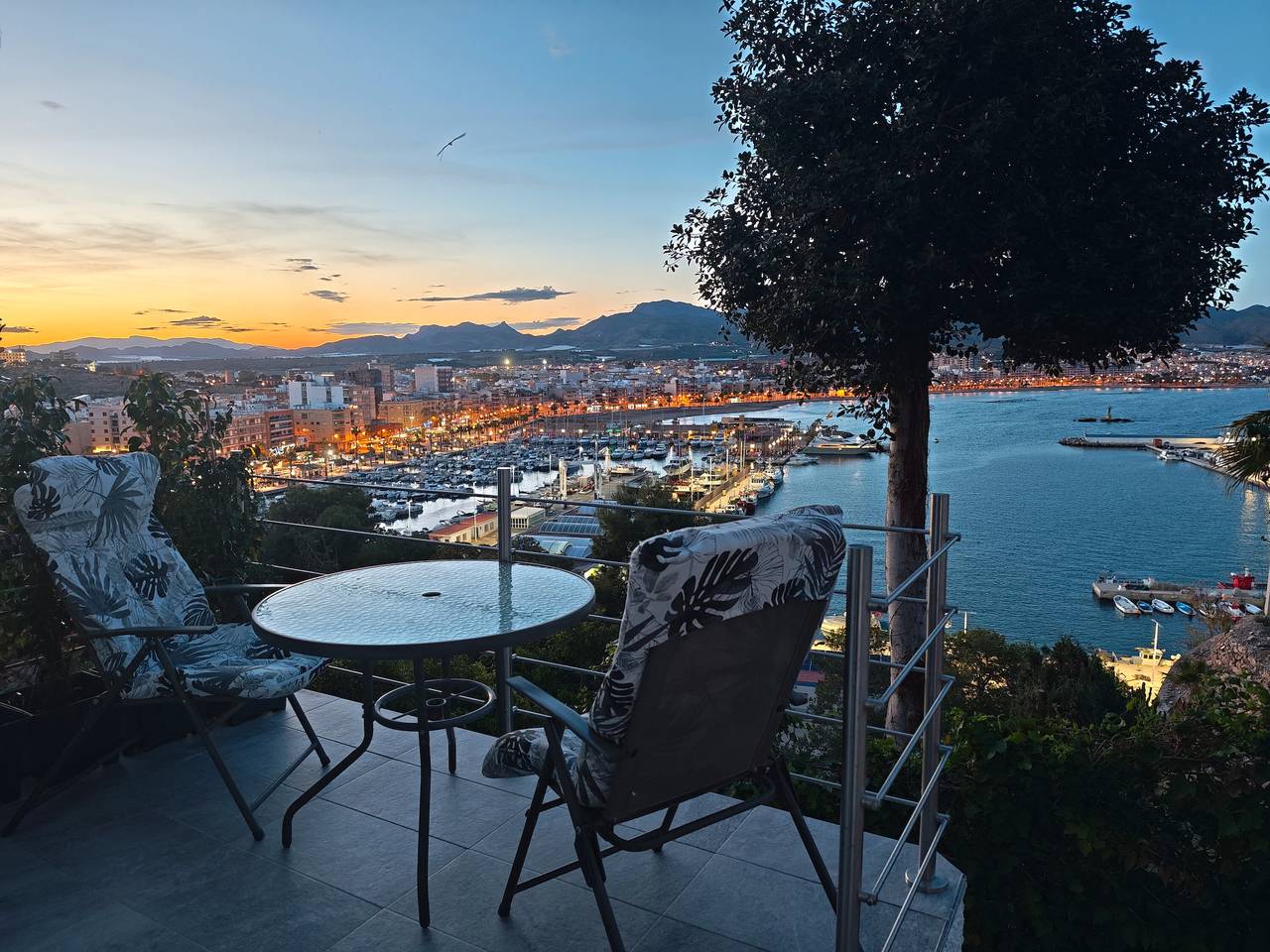 Apartamento entero, Apartamento 'The Seacave' con vistas al mar, Wi-Fi y aire acondicionado in Puerto de Mazarrón, Mazarrón