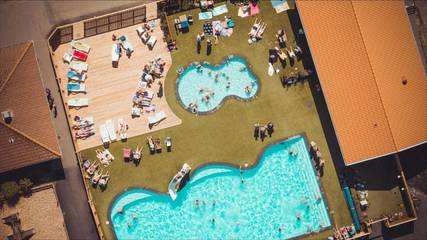 Camping für 2 Personen, mit Sauna und Kinderpool sowie Pool und Terrasse in Schweden
