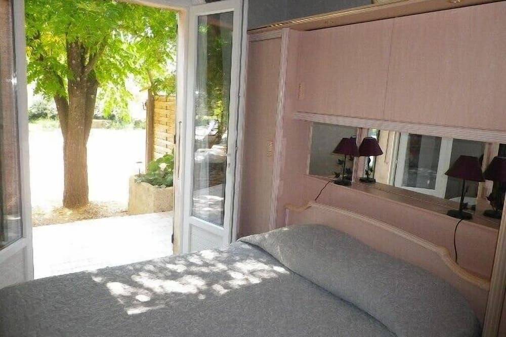 Villa 8 couchages,2 salles d'eau,cuisine d’été,piscine chauffée,parking ombragé. in Mornas, Vaucluse