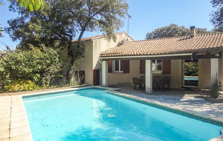 Location de vacances pour 8 personnes, avec Terrasse ainsi que Jardin et Piscine à Sussargues