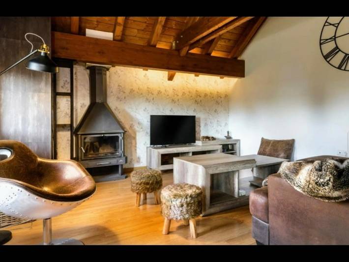 Apartamento entero, Casa rústica en Guasillo con chimenea, 2 dormitorios y naturaleza cercana in Jaca, Pirineo Aragonés