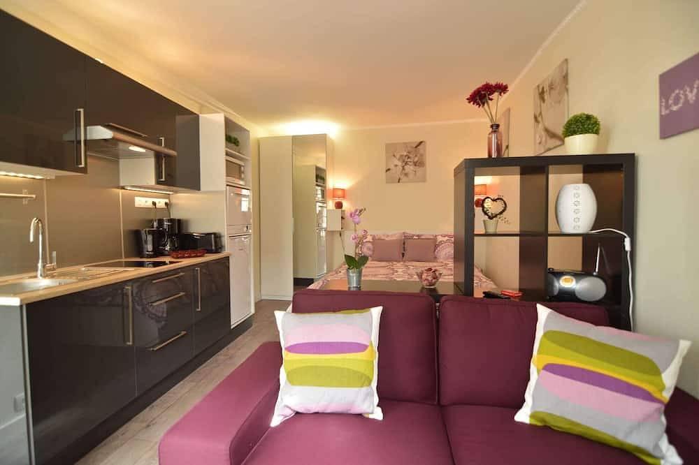 Entire apartment, Modern Bayeux Hideaway in Bayeux, Bayeux region