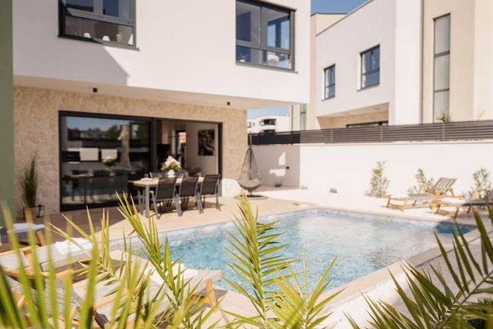 Villa pour 8 personnes, avec piscine ainsi que vue et jardin, animaux acceptés à Brodarica