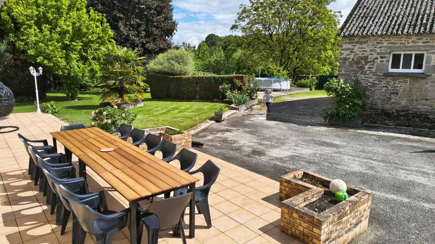 Location de vacances pour 14 personnes, avec jacuzzi ainsi que piscine et terrasse à Le Sourn