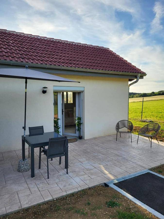 Gîte pour 2 personnes, avec terrasse à Menétru-le-Vignoble