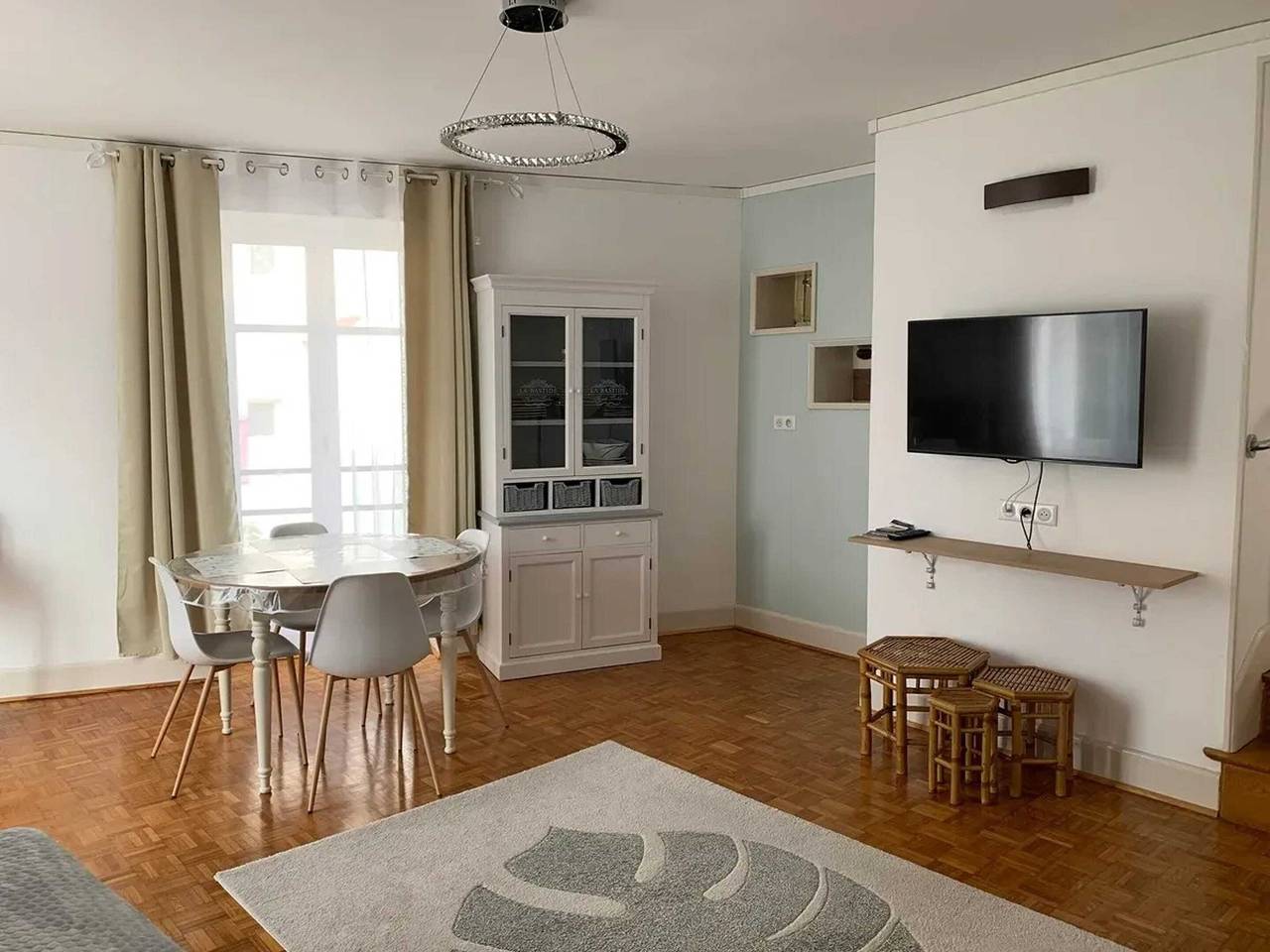 Apartamento entero, Apartamento cómodo con aparcamiento gratuito en Néris-les-Bains in Néris-les-Bains, Región de Montluçon