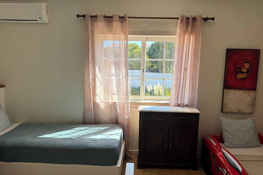 Relaxing 5-Bedroom Villa with Private Pool, Outdoor Playground, Barbeque zona.\n\n in Carcavelos e Parede, Costa de Lisboa