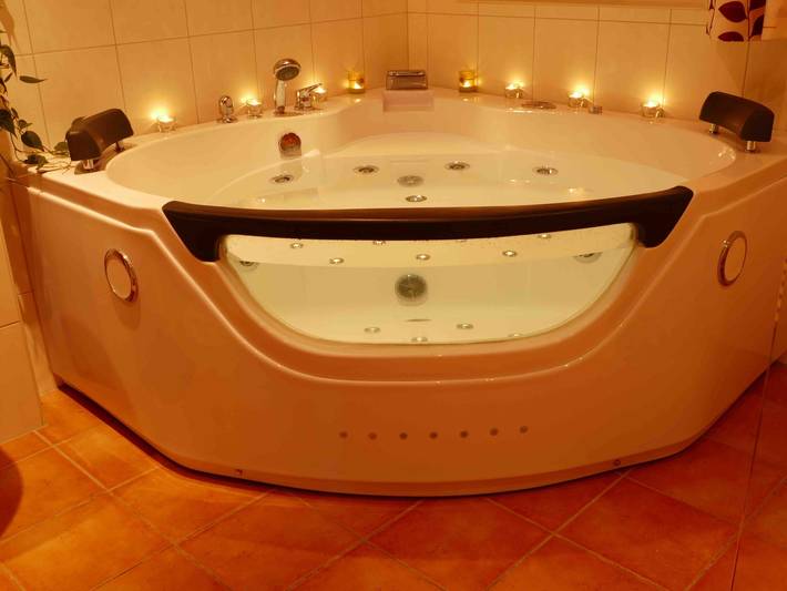 Ferienwohnung für 2 Personen, mit Whirlpool und Sauna sowie Garten