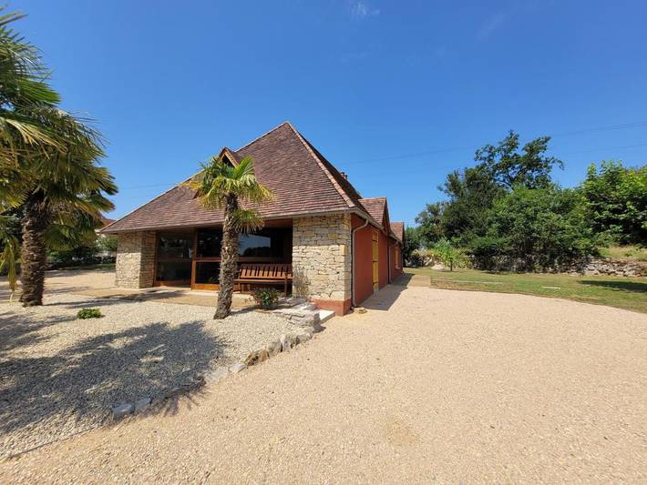 Location de vacances pour 10 personnes, avec vue ainsi que jardin et piscine à Loubressac - 3