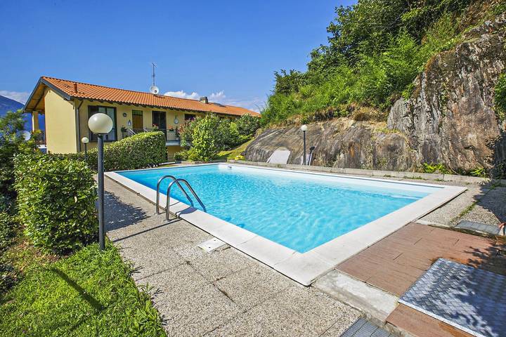 Ferienwohnung für 3 Personen, mit Balkon und Terrasse sowie Garten und Pool in Lago Maggiore (Lombardei)
