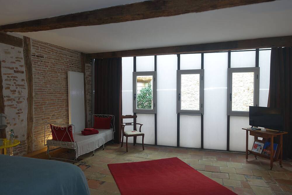Chambre rouge-Double room-Deluxe-Private Bathroom-Courtyard view in Lavaur, Castres region
