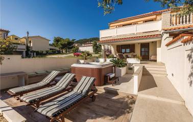 Ferienhaus für 8 Personen, mit Terrasse auf Rab